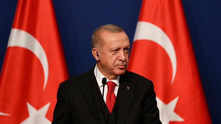 President Tayyip Erdogan, in search of an extremist populist gesture decided to reconvert it into a mosque. This reconversion on July 24, popular with some of of the Moslem majority in the country, has been condemned in various parts of the world.