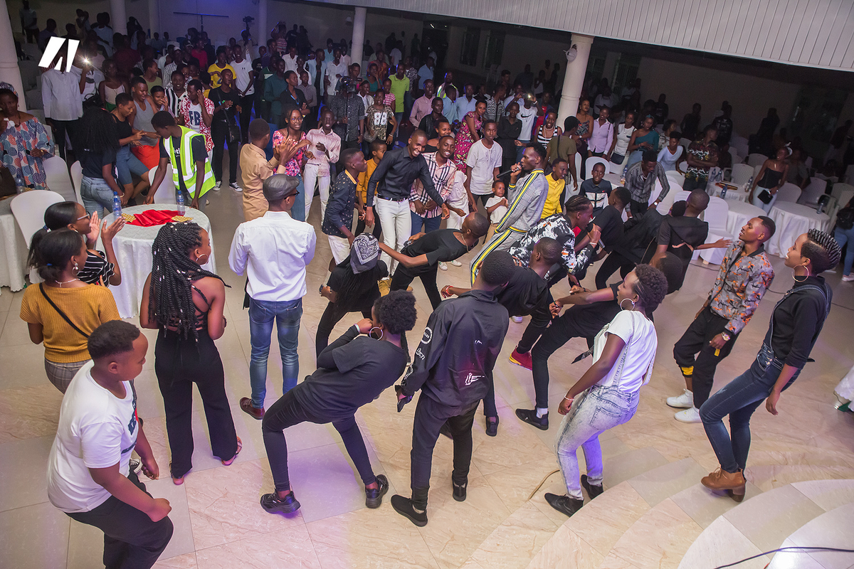 akezanet's tweet photo. [RETOUR EN IMAGES] 
Et c'est au milieu du public que le groupe finira le concert dans la joie et la bonne humeur. Par ailleurs, le groupe a tenu à remercier toutes les personnes qui les ont accompagné depuis le début.
#akezanet #lesbeautesdecheznous #KainosConcert https://t.co/xUQSjb3wEK