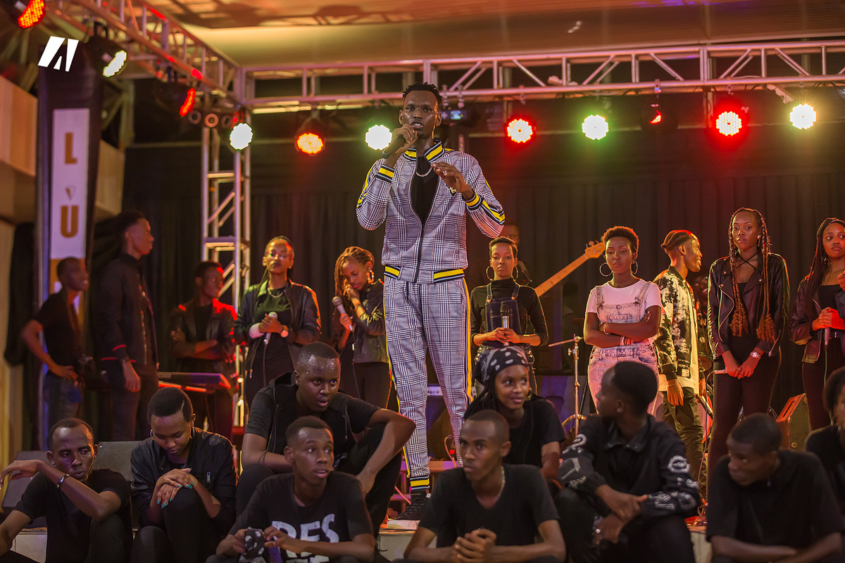akezanet's tweet photo. [RETOUR EN IMAGES] 
Et c'est au milieu du public que le groupe finira le concert dans la joie et la bonne humeur. Par ailleurs, le groupe a tenu à remercier toutes les personnes qui les ont accompagné depuis le début.
#akezanet #lesbeautesdecheznous #KainosConcert https://t.co/xUQSjb3wEK