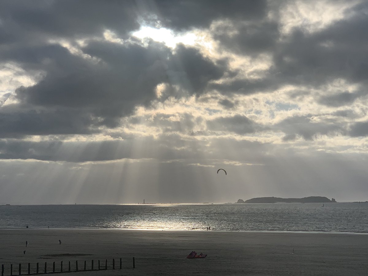 Faridagrlt's tweet photo. À droite ... à gauche ... 💙🤍🤎🧡
#Ciel #Terre #Mer now 🤩
Pris 50 pics ... toutes différentes ...je m’y perds ... il n’y à pas à dire la #Bretagne pour les #PassionCiel #PassionMer c’est the place to be
#sunsetcoming ....
Cc @AjAdeline @arnaud_lancon https://t.co/yVPtfRFAwD