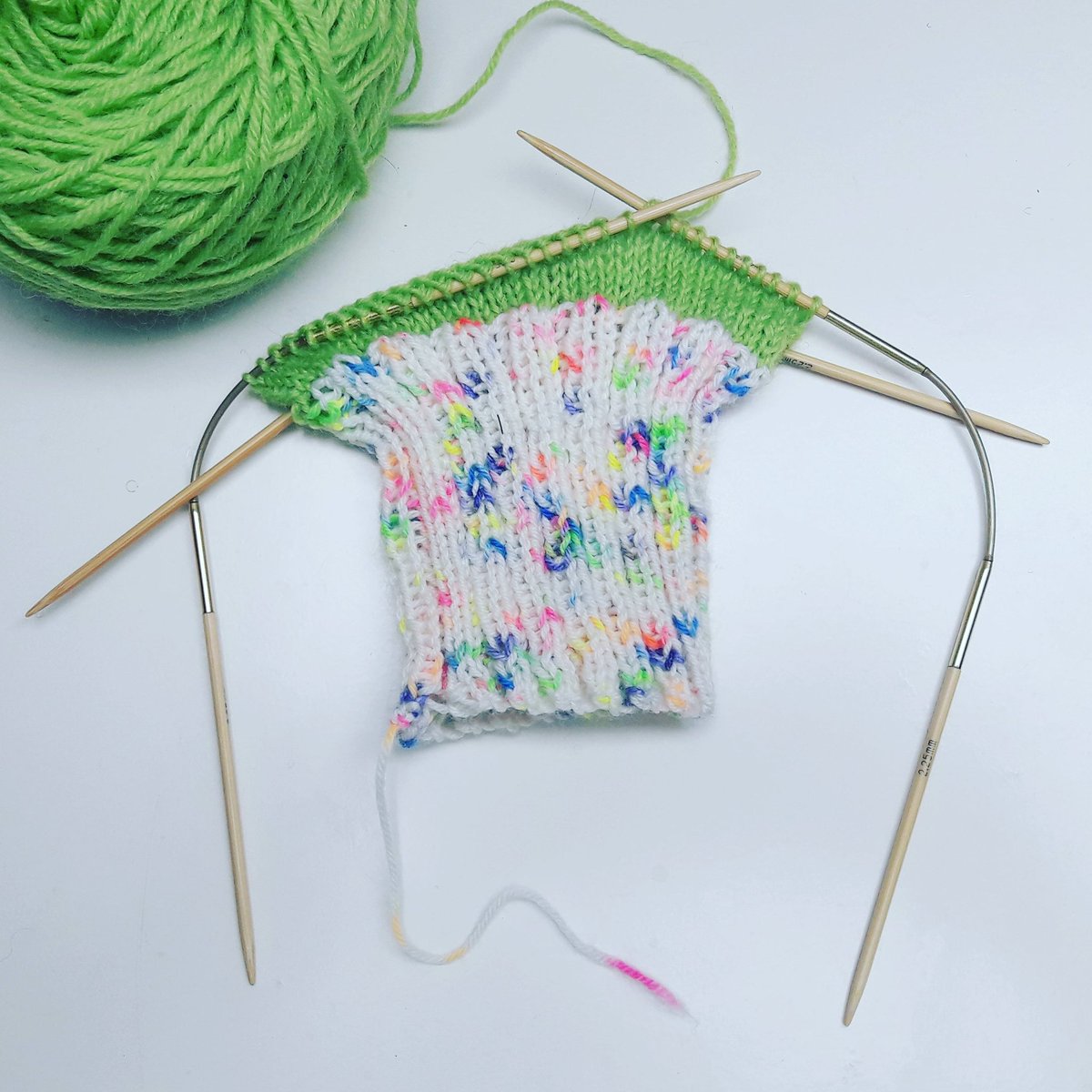 craftyescapism's tweet photo. Small projects please me most right now... #weeklywip trying out @addi_by_Selter set of three flexible dp needles for knitting socks. I'm really happy with a vanilla sock but still looking for the best tools. So far so good 💚 #knittingontheside https://t.co/cNaF56as4L