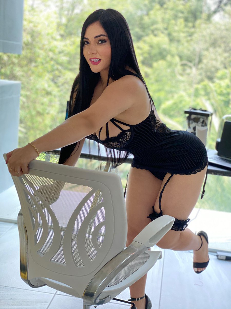 ashleycarolps's tweet photo. Alguien me dijo que si comentas  tu deseo en esta foto se te hacen realidad 🖤😈
Rt si te gustan los ligueros 🖤 https://t.co/QoIELncFYW