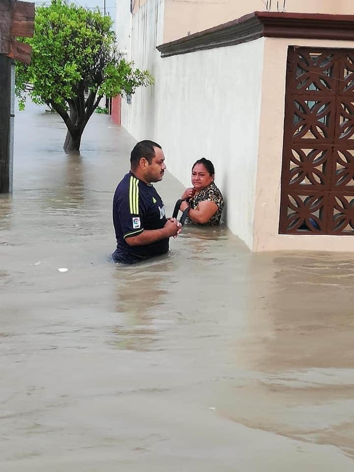 ubastien's tweet photo. Ciudades inundadas y destrozadas por Hanna. López @lopezobrador_ se gastó miles de millones del #FONDEN que dejaron gobiernos anterioriores.
53 mil asesinatos.
43 mil muertos por mal manejo de pandemia.
Crecimiento 0%
Y el señoritingo hablando de lo grande del avión!
#AmloVeteYa https://t.co/IKcntxLaTI