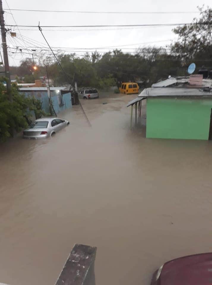 ubastien's tweet photo. Ciudades inundadas y destrozadas por Hanna. López @lopezobrador_ se gastó miles de millones del #FONDEN que dejaron gobiernos anterioriores.
53 mil asesinatos.
43 mil muertos por mal manejo de pandemia.
Crecimiento 0%
Y el señoritingo hablando de lo grande del avión!
#AmloVeteYa https://t.co/IKcntxLaTI