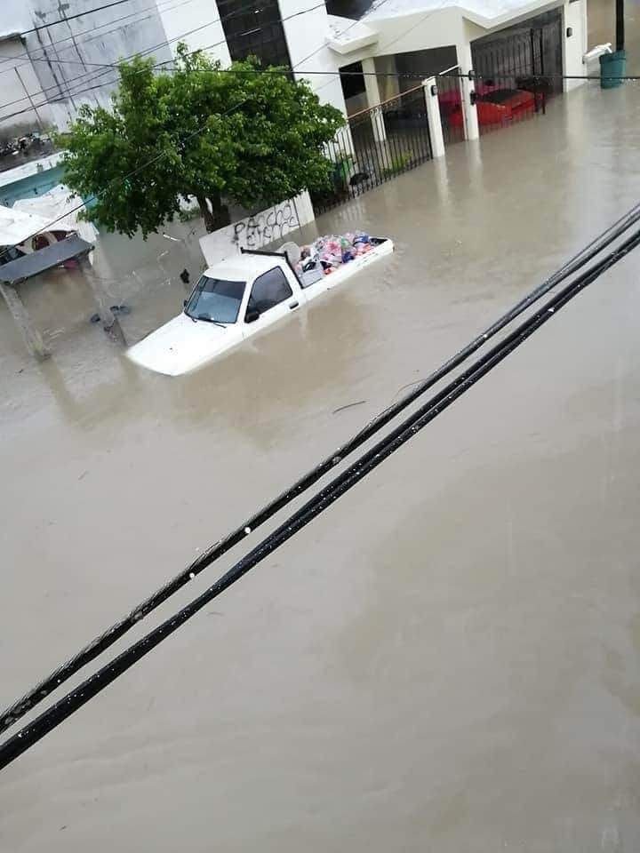 ubastien's tweet photo. Ciudades inundadas y destrozadas por Hanna. López @lopezobrador_ se gastó miles de millones del #FONDEN que dejaron gobiernos anterioriores.
53 mil asesinatos.
43 mil muertos por mal manejo de pandemia.
Crecimiento 0%
Y el señoritingo hablando de lo grande del avión!
#AmloVeteYa https://t.co/IKcntxLaTI