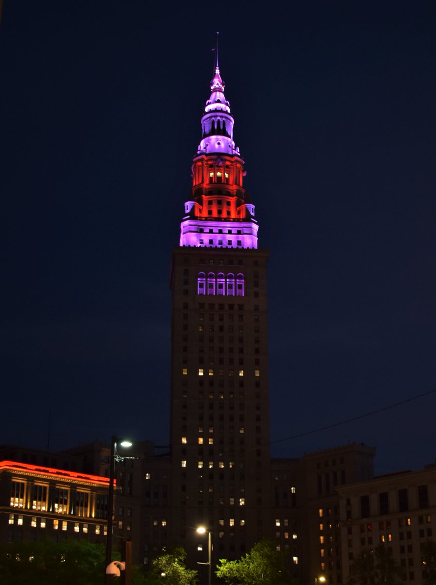 CCHCleveland's tweet photo. Our colors lit the night Saturday to honor children, families, and staff of CCH. Our sincere gratitude to @TowerLightsCLE, as well as the Post Office, 668 Euclid, and any others who took the time to say WE ARE WITH YOU -YOU ARE NOT ALONE! https://t.co/qX4Rw7sRtl