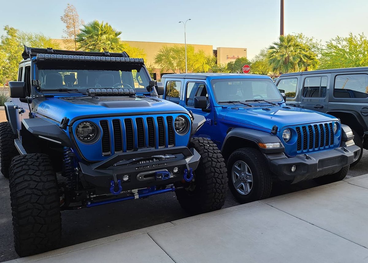 TrexGrilles's tweet image. Left or right? Comment below! 🔥 @jt.rubitron sporting the T-REX Black Billet Grille and many upgrades! This build was turning heads at #sema2020 for sure! 

Are you ready to give your #Jeep a facelift? Check out the Billet Grille Part #6204831
⁠
#trexgrilles @jeep #gladiator