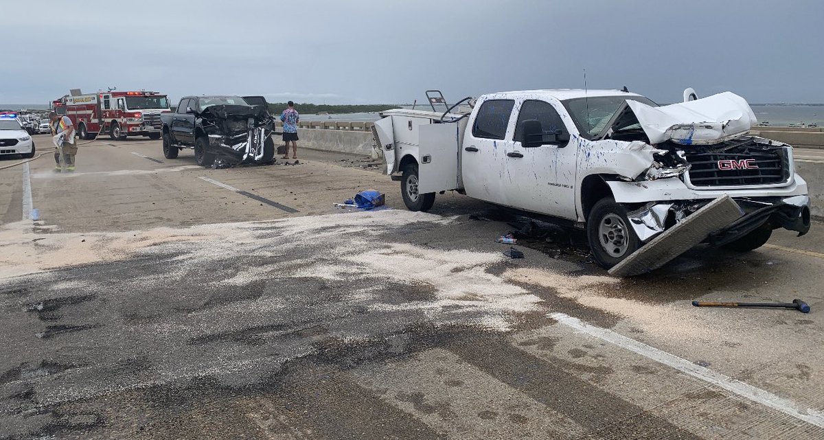 OCSOALERTS's tweet photo. ⚠️Traffic Alert⚠️A #trafficcrash with corresponding diesel spill has shut down the eastbound lanes of the Marler Bridge in #Destin. It could take up to a couple hours to clean up so please take the alternative route into Destin at this time. #MidBayBridge ⭐️ https://t.co/lf6y2VobSu
