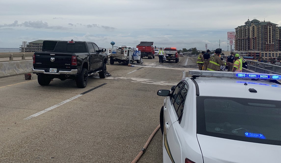 OCSOALERTS's tweet photo. ⚠️Traffic Alert⚠️A #trafficcrash with corresponding diesel spill has shut down the eastbound lanes of the Marler Bridge in #Destin. It could take up to a couple hours to clean up so please take the alternative route into Destin at this time. #MidBayBridge ⭐️ https://t.co/lf6y2VobSu