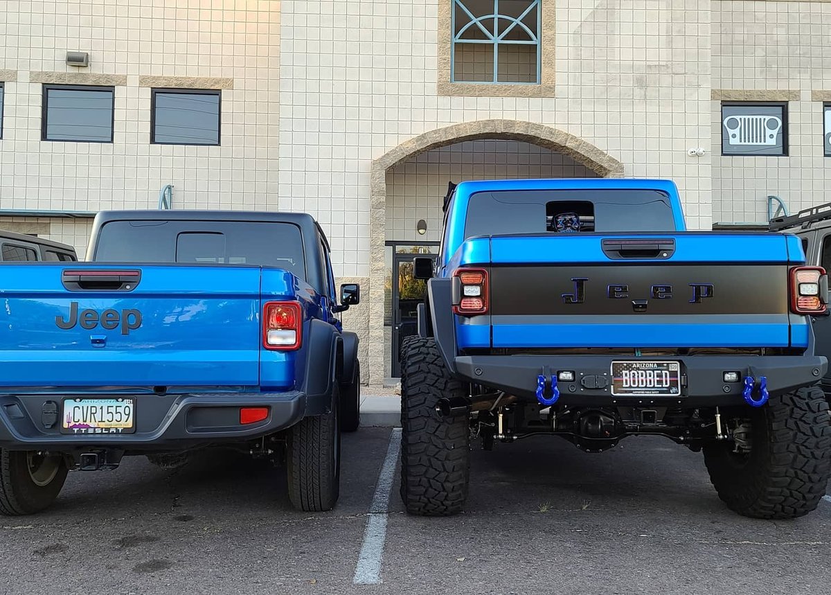 TrexGrilles's tweet image. Left or right? Comment below! 🔥 @jt.rubitron sporting the T-REX Black Billet Grille and many upgrades! This build was turning heads at #sema2020 for sure! 

Are you ready to give your #Jeep a facelift? Check out the Billet Grille Part #6204831
⁠
#trexgrilles @jeep #gladiator