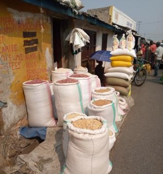 Le prix des vivres secs est en ↗️  sur le marché. Les vendeurs visité au marché de Jabe , affirment  que cela est du à la pluie abondante qui a fait que  la récolte ne soit pas bonne. La fermeture des frontières entre le #Burundi et les pays voisins y est aussi pour quelque chose