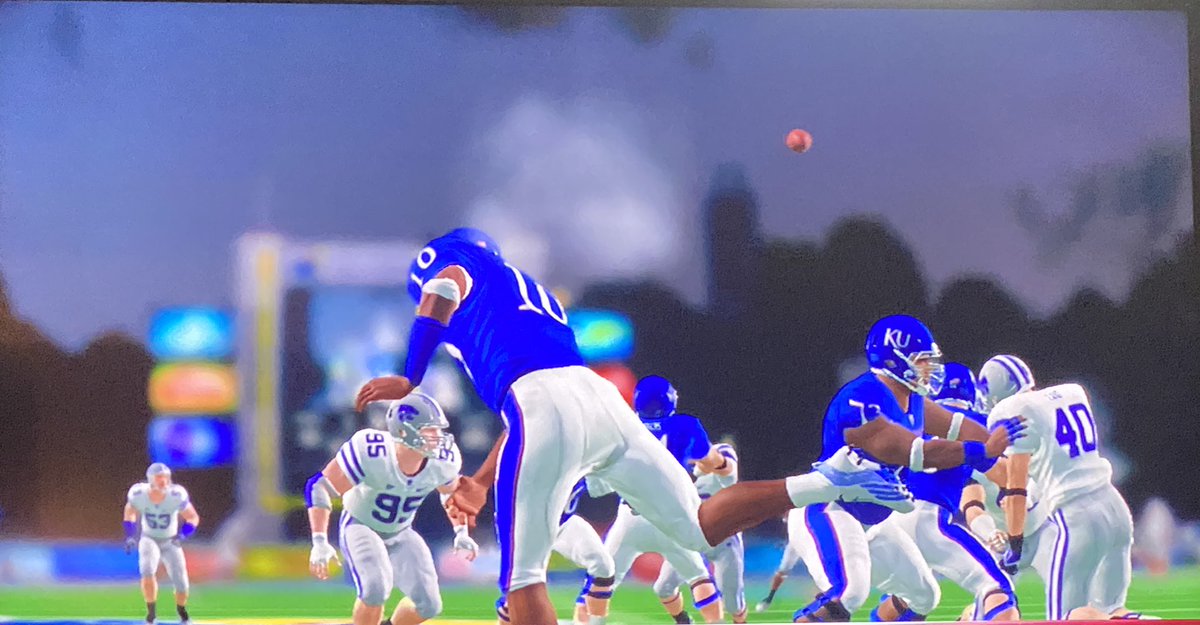CoachNLuke's tweet photo. Halftime is here, @KU_Football leads @KSUFootball 21-14 at halftime! https://t.co/tyI79Ovc9q
