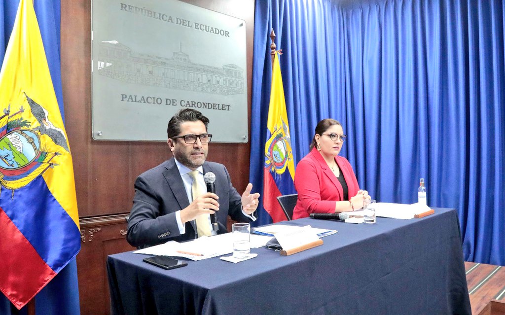 Produccion_Ecu's tweet photo. En rueda de prensa, el ministro de Producción, Comercio Exterior, Inversiones y Pesca, @IvanOntanedaB, se refirió a la #LeyEmprendimientoEInnovación, su reglamento y los beneficios para impulsar a los emprendedores nacionales. https://t.co/9y77cJEkJo
