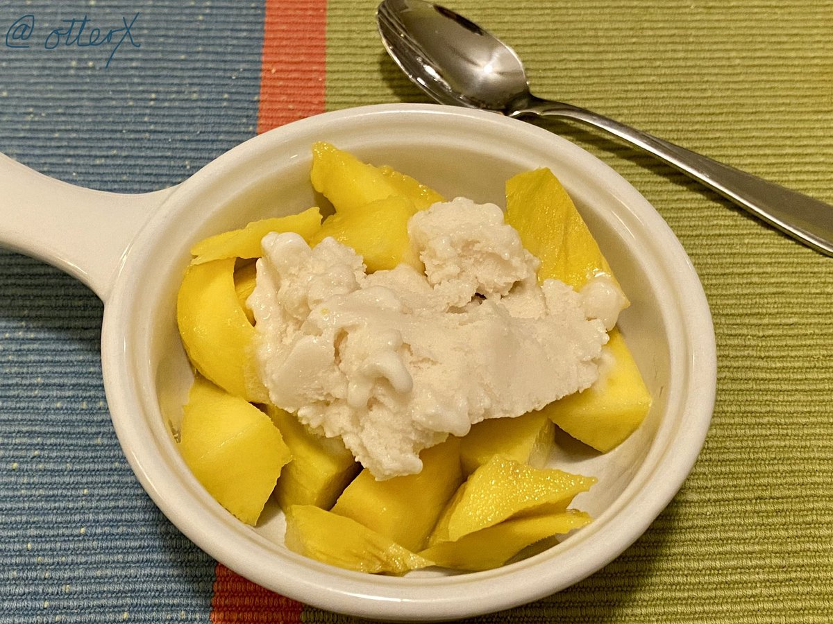 otterX's tweet photo. Appetizer last night — mango with soymilk iceCream 🥭🍨 #dessert1st 🤗💛✨ #whatVegansEat https://t.co/IYWjelWDkY
