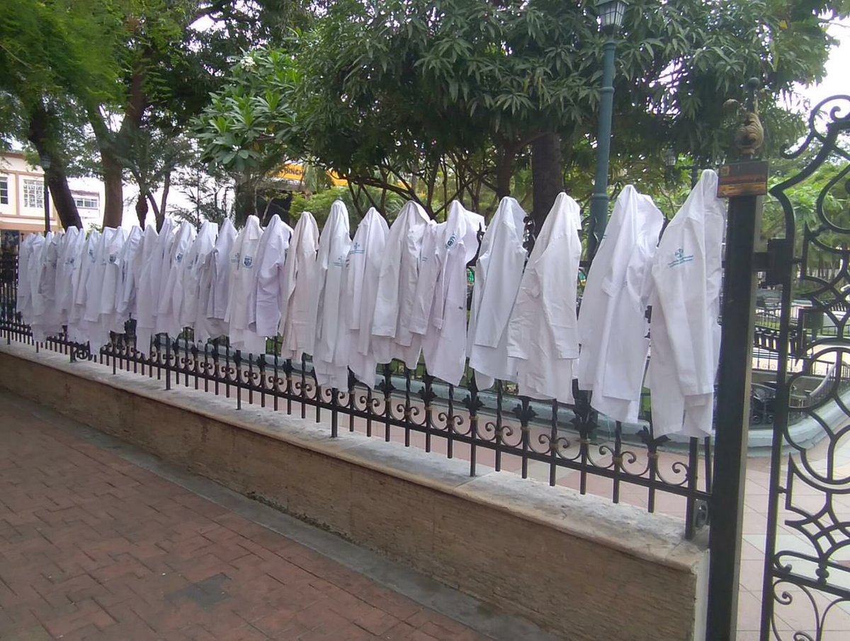 PosgradistasB's tweet photo. Esos mandiles que con tanto amor y orgullo portamos, hoy están colgados siendo símbolo del irrespeto, injusticia y sobretodo de la indiferencia ante nuestros compañeros médicos y médicas posgradistas. Nuestra lucha continúa y continuará. Exigimos se cumplan los pagos y contratos. https://t.co/QS2Kj9QFcP