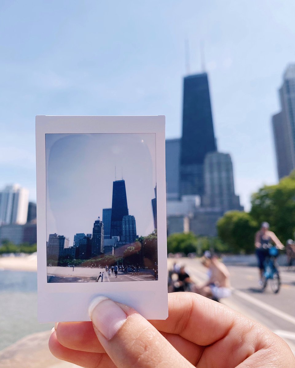 Being stuck in #Chicago for the summer isn’t that bad when you can enjoy the sun and these views🙌🏼