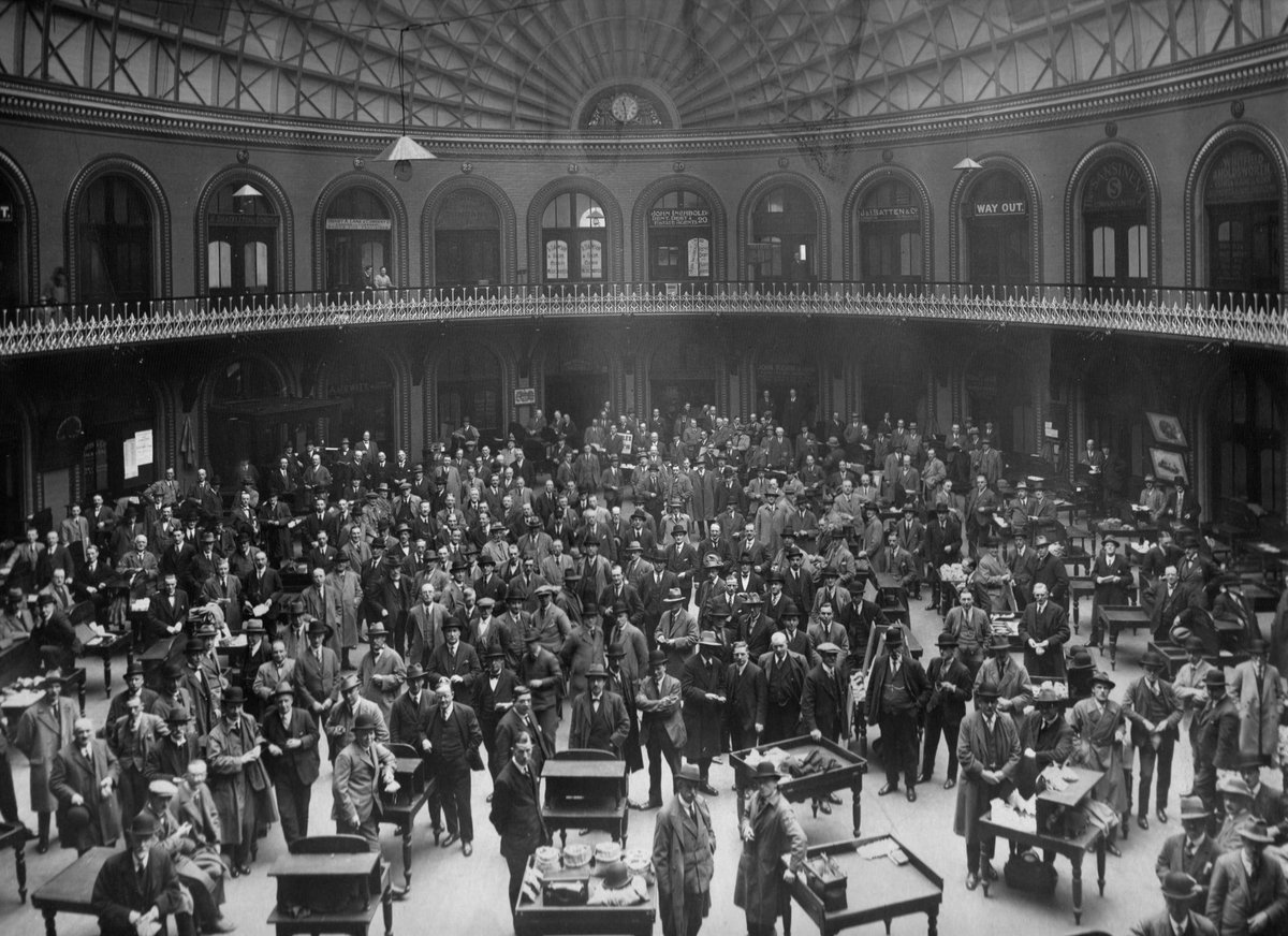 Today's  #Leeds  #BluePlaque is one of its most iconic buildings, the Corn Exchange. Designed for Leeds Corporation by Cuthbert Brodrick, its ingenious curved roof gave the perfect lighting for inspecting grain for the merchants who occupied its 59 offices & 170 stands (27/31)