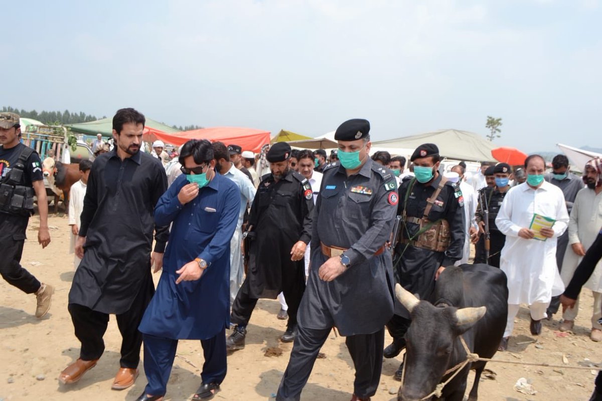 dcbajaur's tweet photo. Deputy Commissioner Bajaur Muhammad Fayyaz Khan Sherpao along with DPO Bajaur visited Cattle market Sadiq Abad. Face masks and awareness pamphlets were distributed amongst the people. SOPs implementation status was found satisfactory. @PMRUKP https://t.co/YW0qDs6ZV8