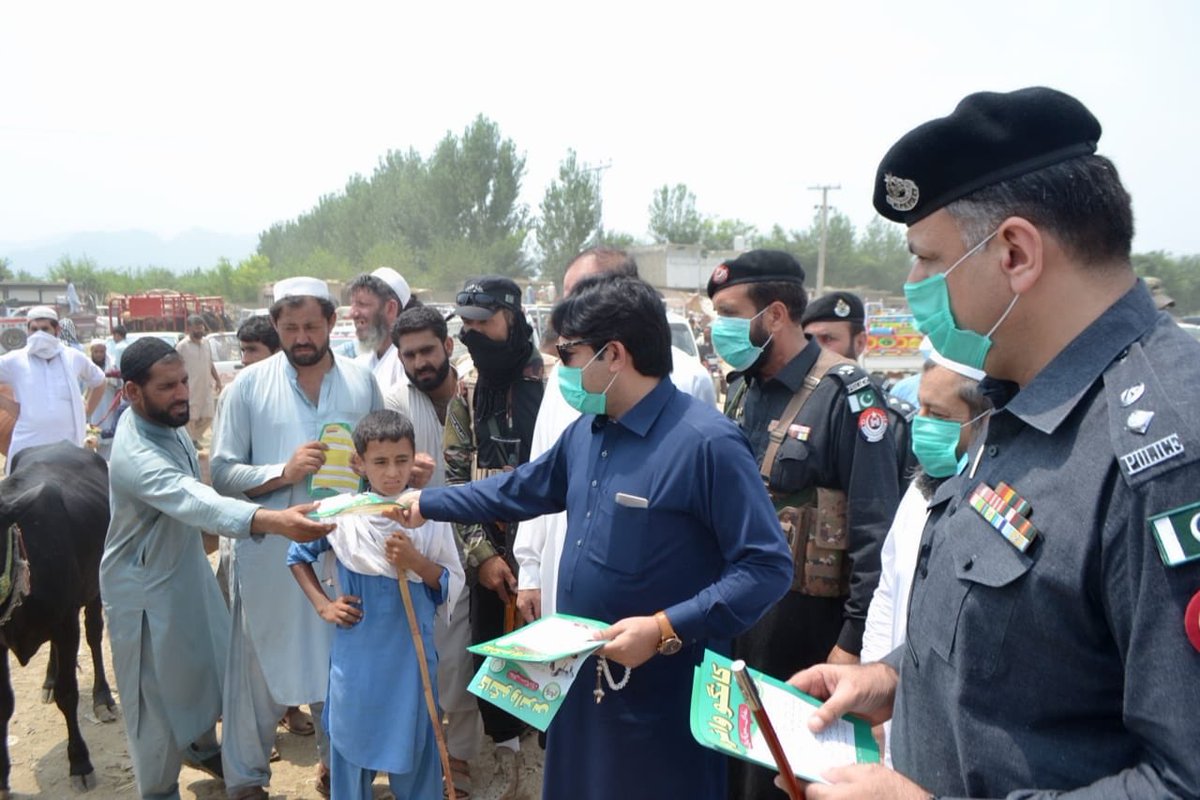dcbajaur's tweet photo. Deputy Commissioner Bajaur Muhammad Fayyaz Khan Sherpao along with DPO Bajaur visited Cattle market Sadiq Abad. Face masks and awareness pamphlets were distributed amongst the people. SOPs implementation status was found satisfactory. @PMRUKP https://t.co/YW0qDs6ZV8
