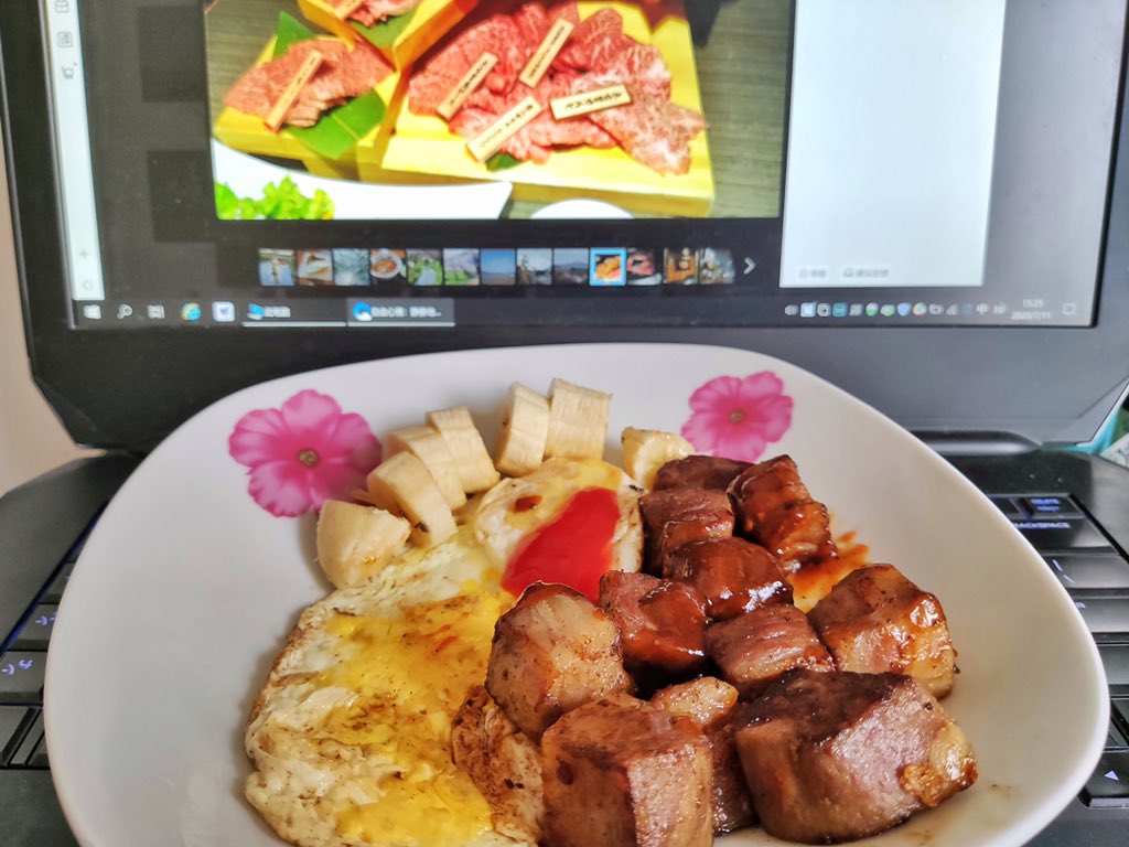 lin_sunlight's tweet photo. My phone perspective, I have another simple meal with cattle, fried eggs and bananas on the weekend in Beihai.  Have a meal in front of the pictures of the cows I ate in Tokyo before… #Beihai #China #travel #emotion #life #food #photography #streetphotography #foodphotography https://t.co/xaGzjTG1ry