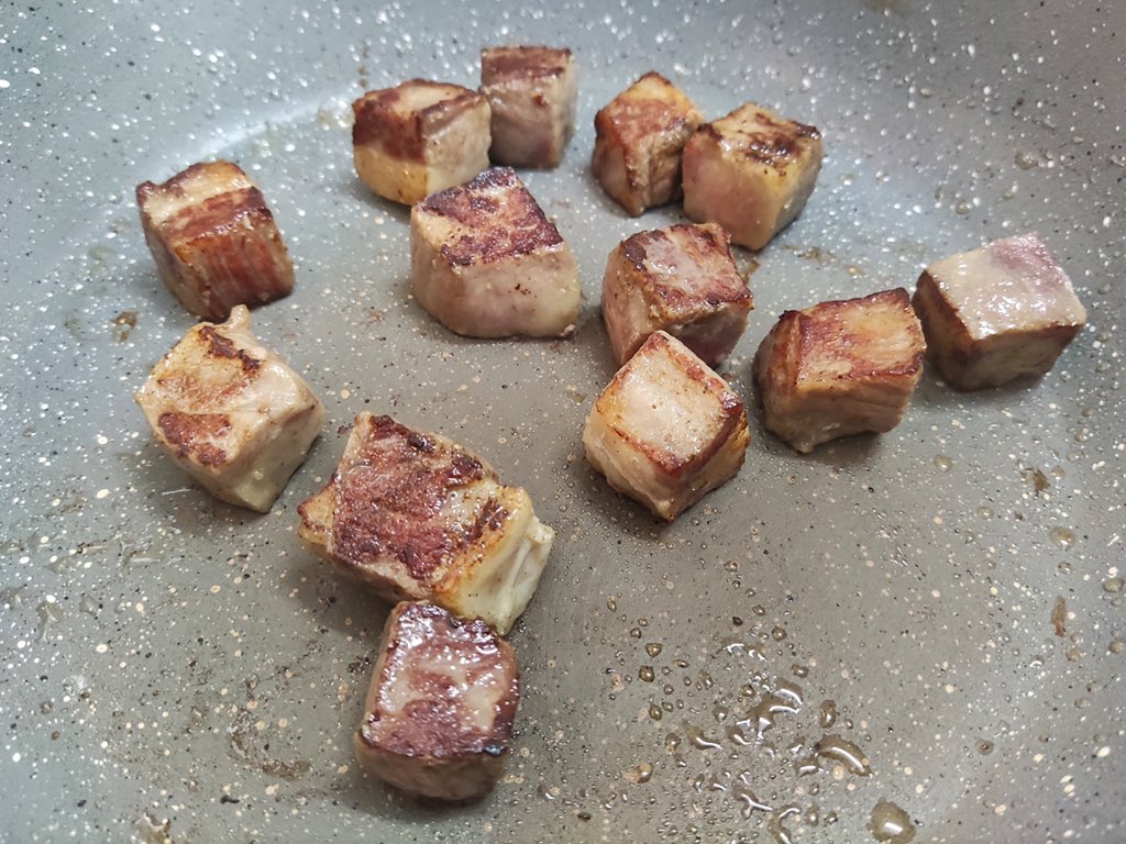 lin_sunlight's tweet photo. My phone perspective, I have another simple meal with cattle, fried eggs and bananas on the weekend in Beihai.  Have a meal in front of the pictures of the cows I ate in Tokyo before… #Beihai #China #travel #emotion #life #food #photography #streetphotography #foodphotography https://t.co/xaGzjTG1ry