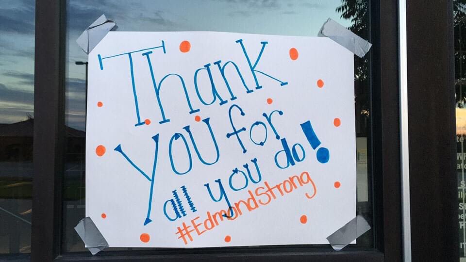 EdmondSchools's tweet photo. Feeling the ❤️ at Edmond Public Schools Administrative Center this morning! Thank you Frontier Elementary for the notes and chalk messages!! #EPSLeads #EdmondSTRONG https://t.co/gUigqDpRSb