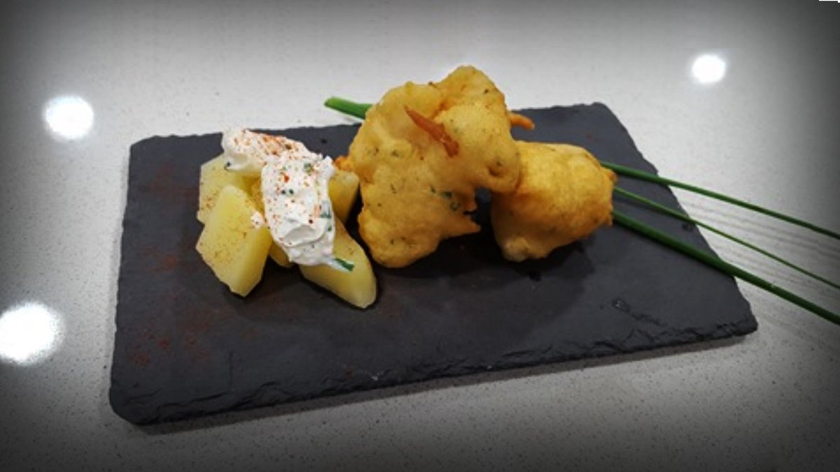 MercadoTravesas's tweet photo. RECEITA DA SEMANA

>> Bacallau rebozado con patacas en queixo crema de ceboliño <<

Podedes ver esta e outras receitas na nosa web, así como visitar a nosa canle de Youtube, pra facer pratos de man de profesionais dos fogóns. A desfrutar! 🍲🍽🧂

https://t.co/JaAPN7Sks4 https://t.co/5WbggefPxm