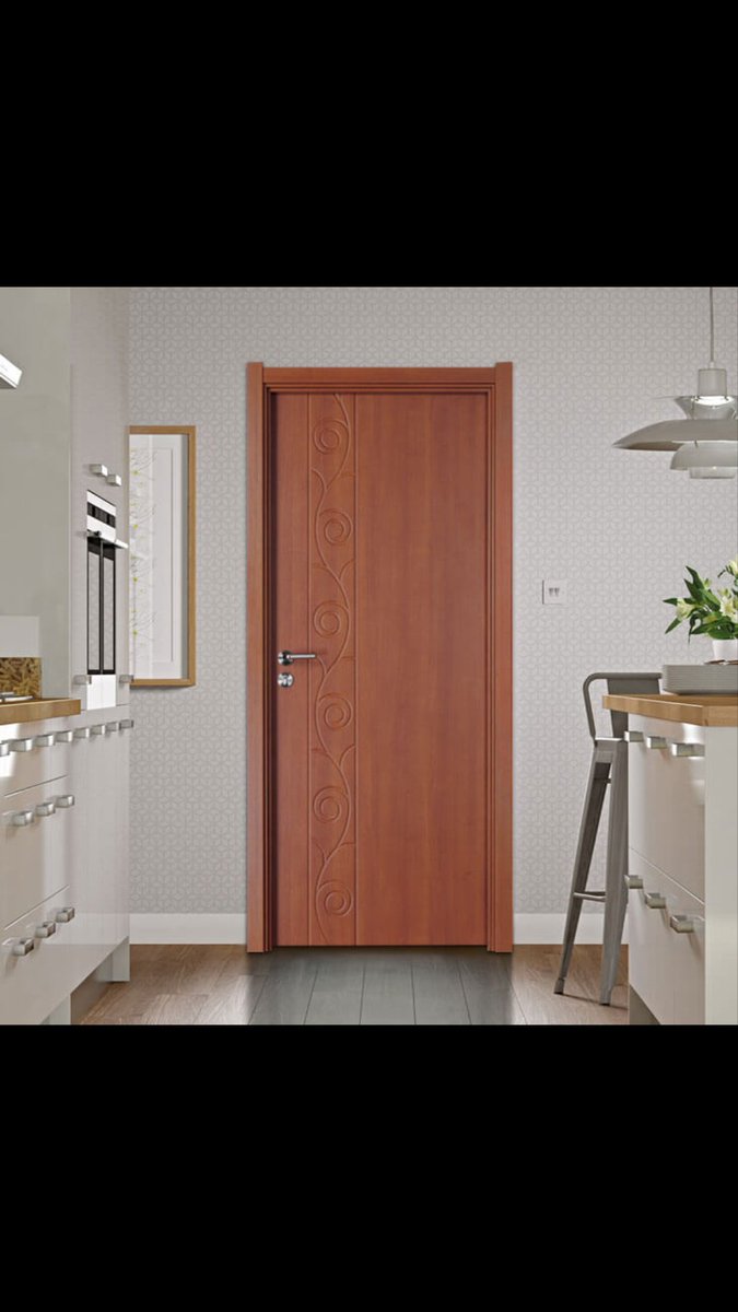 Купить двери на кухню. Кухонные двери. Кухонные двери в интерьере. Современные двери на кухню. Кухня у входной двери.