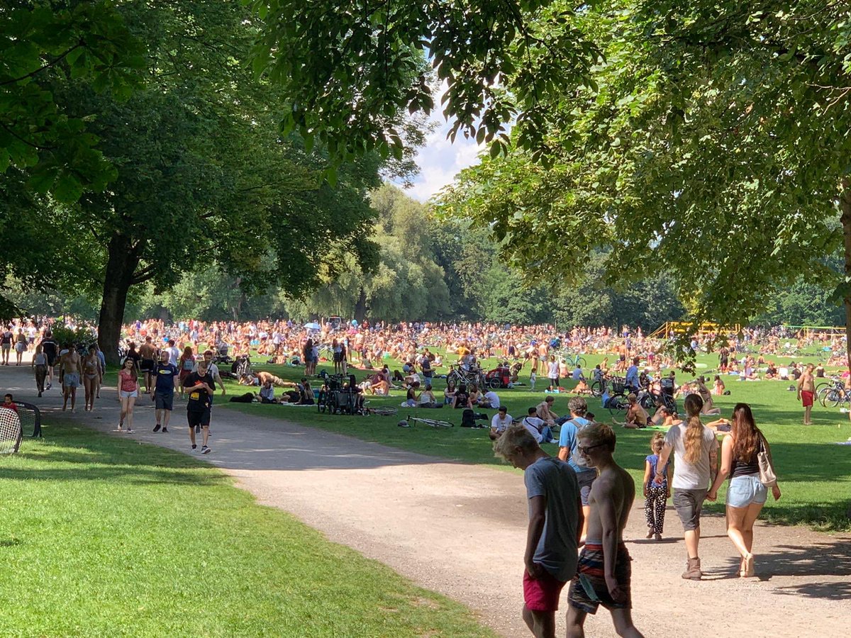 DrHilger's tweet photo. Letzte Woche in München im Englischen Garten - und wir dürfen zu Hause nur mit 3 Personen zum Metzger rein, wo richtig viel Platz ist.
Ich lach‘ mich tot🤦‍♂️ https://t.co/WRfkSsGEYi