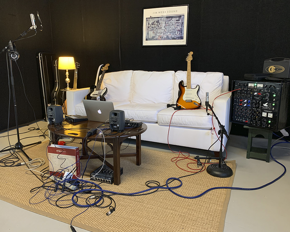 IndependentAudi's tweet photo. The ultimate home studio for the Quarantine Age.

https://t.co/6bBeV5N0sL

#independentaudio #thermionicculture #proaudiogear #studiolife #homestudio #fender #makemusic #colesmicrophones #pearlmicrophones #culturevulture https://t.co/tm6JDZ7jgs