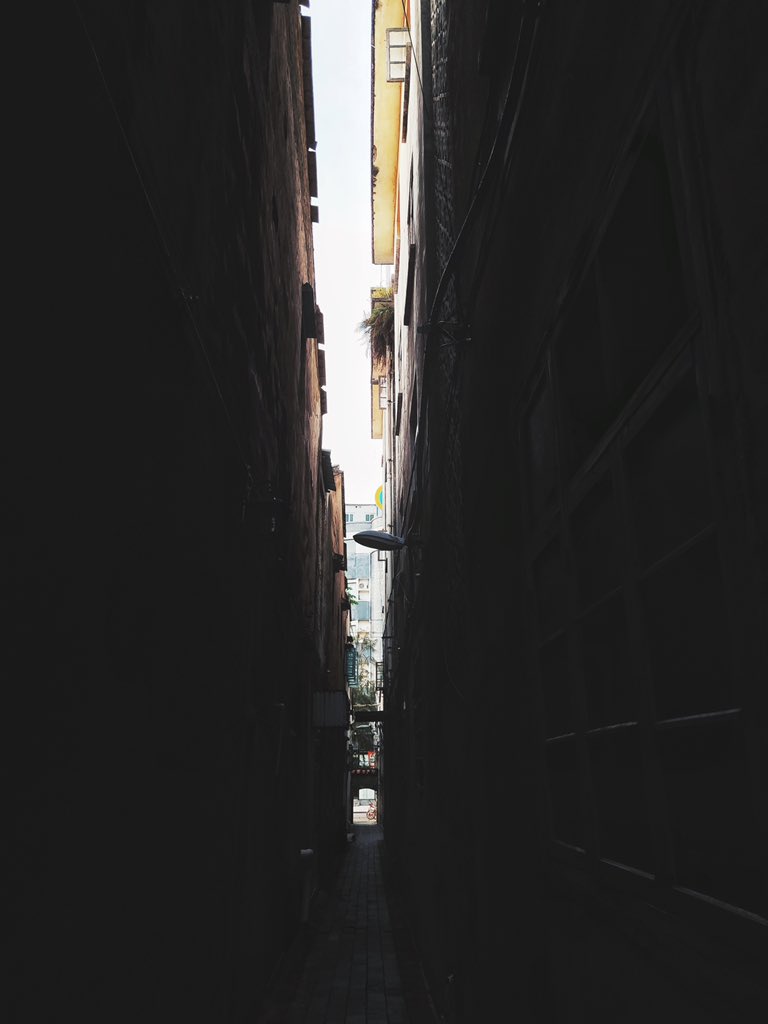 lin_sunlight's tweet photo. The road of life is like crossing a crack, meeting entering or retreating. The hope is like a drunken sunset, like fishing and guarding. Only when you endure the tedious time can we pray for harvest… #Beihai #China #travel #emotion #life  #photography #streetphotography https://t.co/5jAEEVZWmY