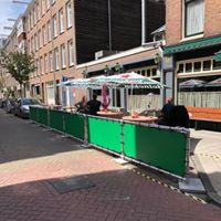CafeCScholten's tweet photo. Was ons "uitgebreidere" terras eerst "afgezet" met een mooi zwart/geel Corona-Proof Tape.
Hebben we nu een iets betere afscheiding voor jullie veiligheid en om ons samen aan de >1,5M. regels houden.
Dus ... tot straks allemaal ?

Team @CafeCScholten https://t.co/O6kn34LSIF