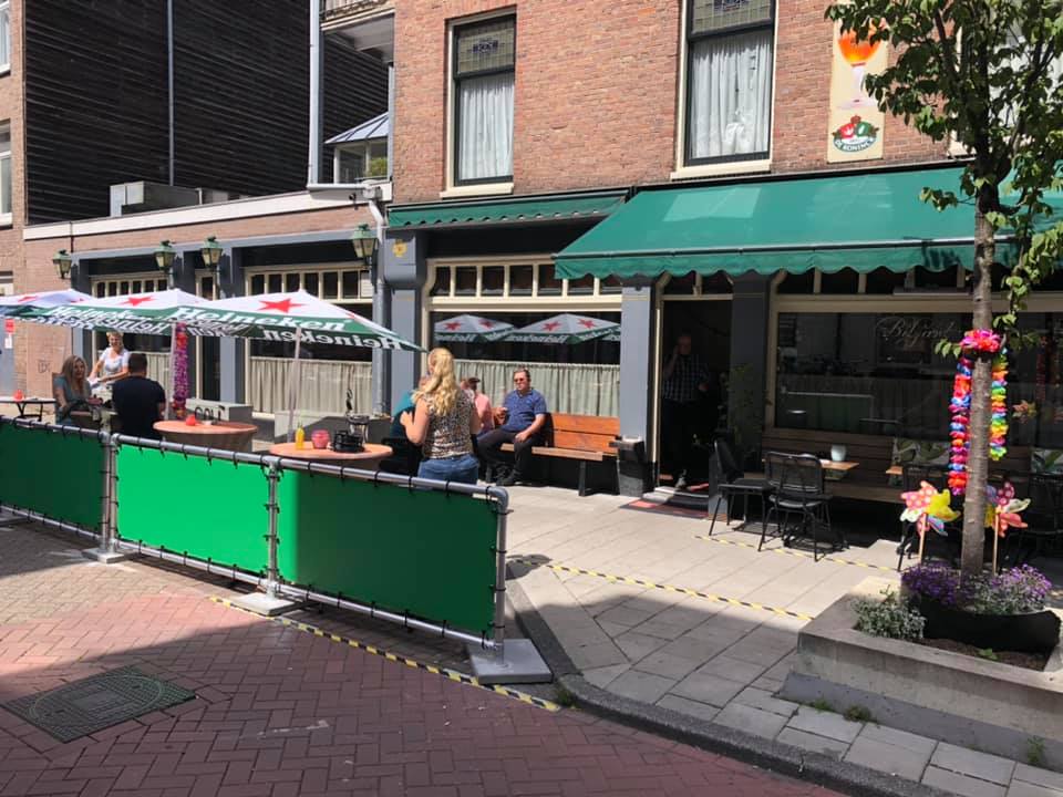 CafeCScholten's tweet photo. Was ons "uitgebreidere" terras eerst "afgezet" met een mooi zwart/geel Corona-Proof Tape.
Hebben we nu een iets betere afscheiding voor jullie veiligheid en om ons samen aan de >1,5M. regels houden.
Dus ... tot straks allemaal ?

Team @CafeCScholten https://t.co/O6kn34LSIF