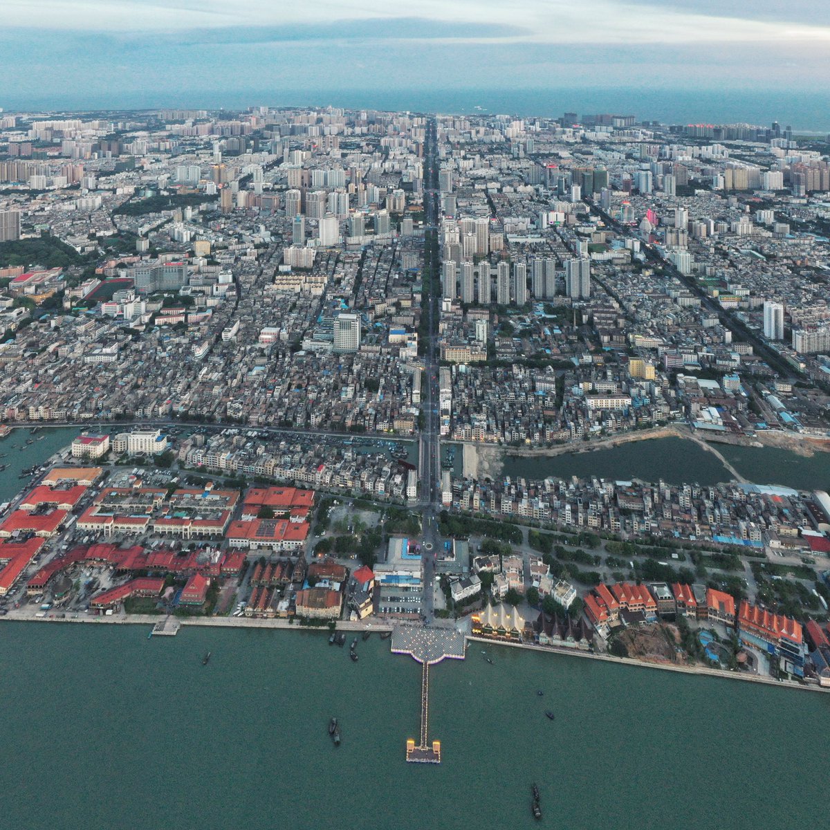 lin_sunlight's tweet photo. In the intricate urban forest, you can always find a straight road to cross and reach the distance of life… #Beihai #China #travel #emotion #emotional #life #lifestyle #photography #skyview #UAV #uavphotography #DJI #drone #dronephotography #streetphotography https://t.co/bKaXnLphMY