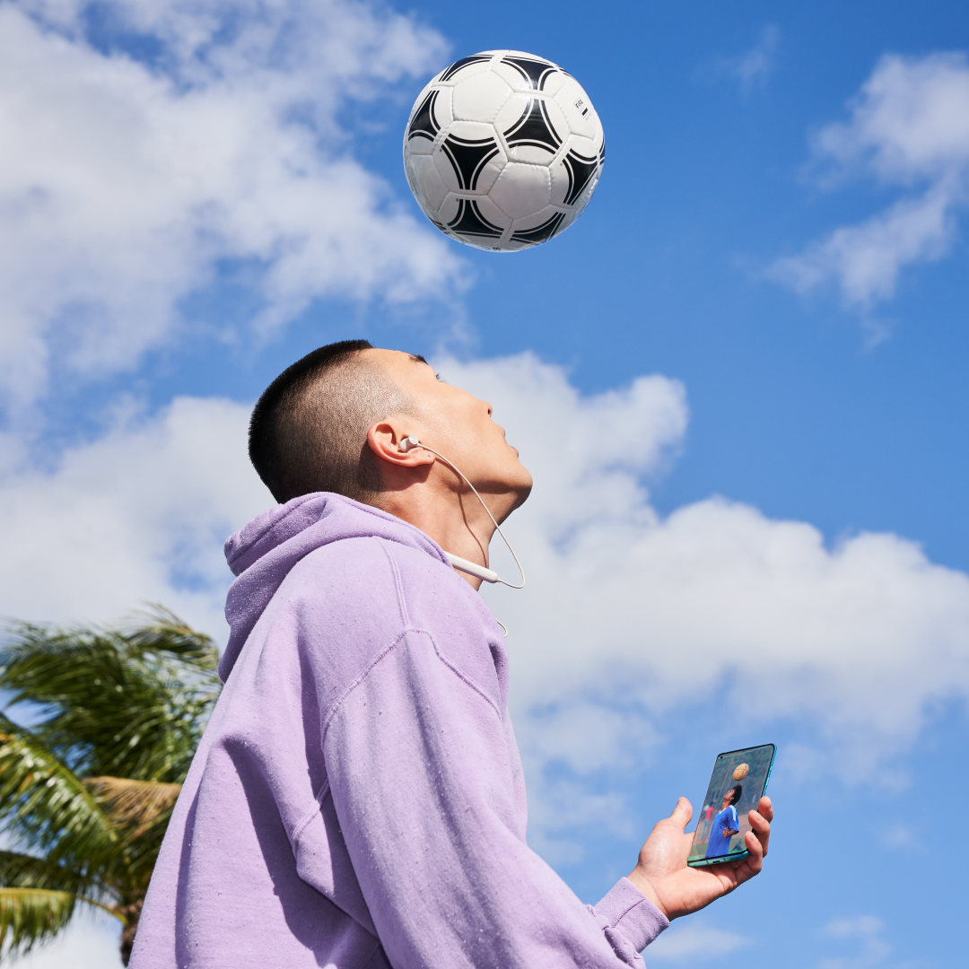 OnePlus_USA's tweet image. Follow any tutorial with ease on the #OnePlus8Series 📱⚽️ What new skills have you mastered lately?