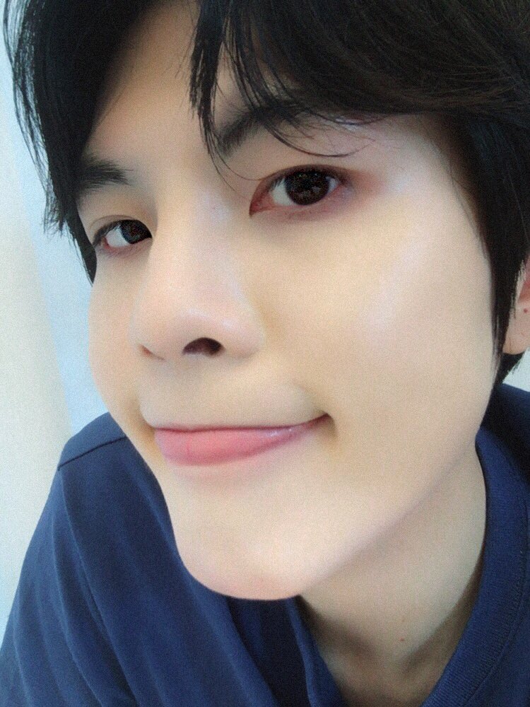 1990KISU's tweet photo. 홀로 있어도 같이 있어도
외로운 건 같아요. https://t.co/ChDBRI0jBV
