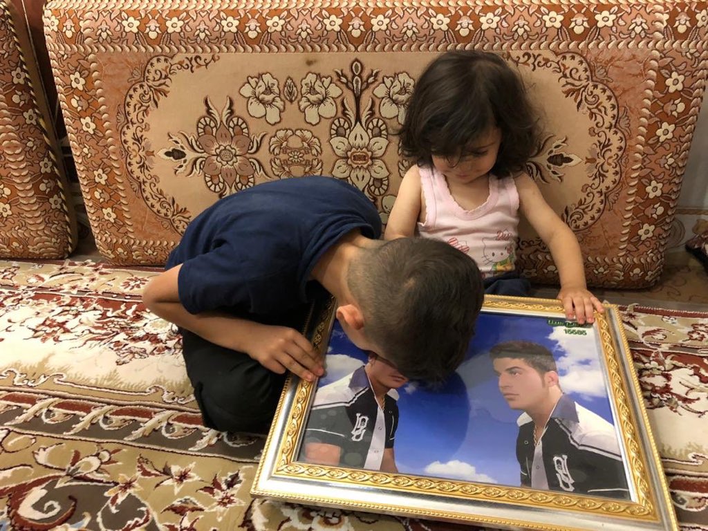 MimHanx's tweet photo. #عباس_محمدی در اعتراضات دی ماه ۹۶ در خمینی‌شهر اصفهان دستگیر شده و حالا محکوم به دو بار اعدامه!
برای معصومیت این تصویر 
#اعدام_نكنيد 
#StopExecutionOfIranianProtestors https://t.co/yHtLNjJrxF