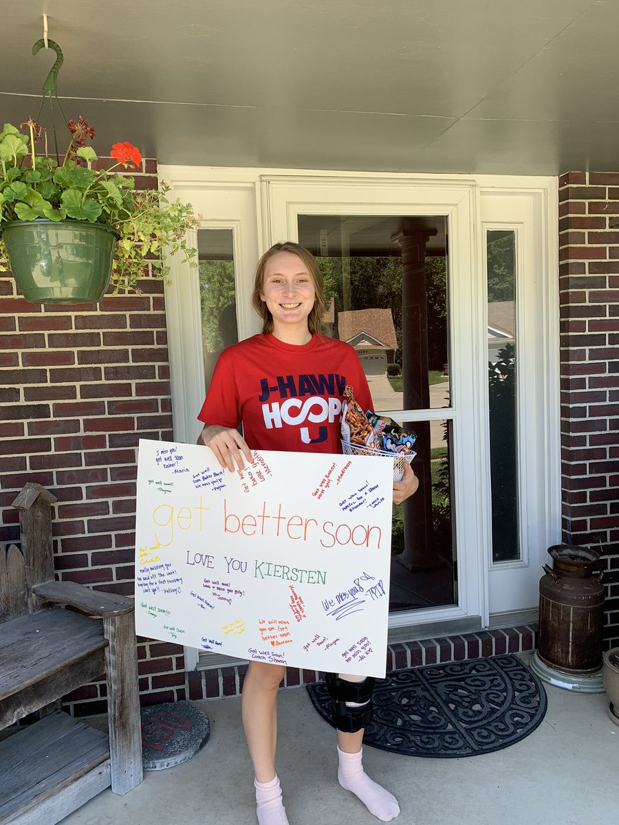 kierstenbaker10's tweet photo. Last month I tore my ACL and I’ve been recovering from surgery for two weeks. It has been quite the journey and I am so thankful for everyone who supported me, especially my teammates that stopped over today. Despite everything, I am determined to come back stronger than ever! https://t.co/VxkJfiNWbX