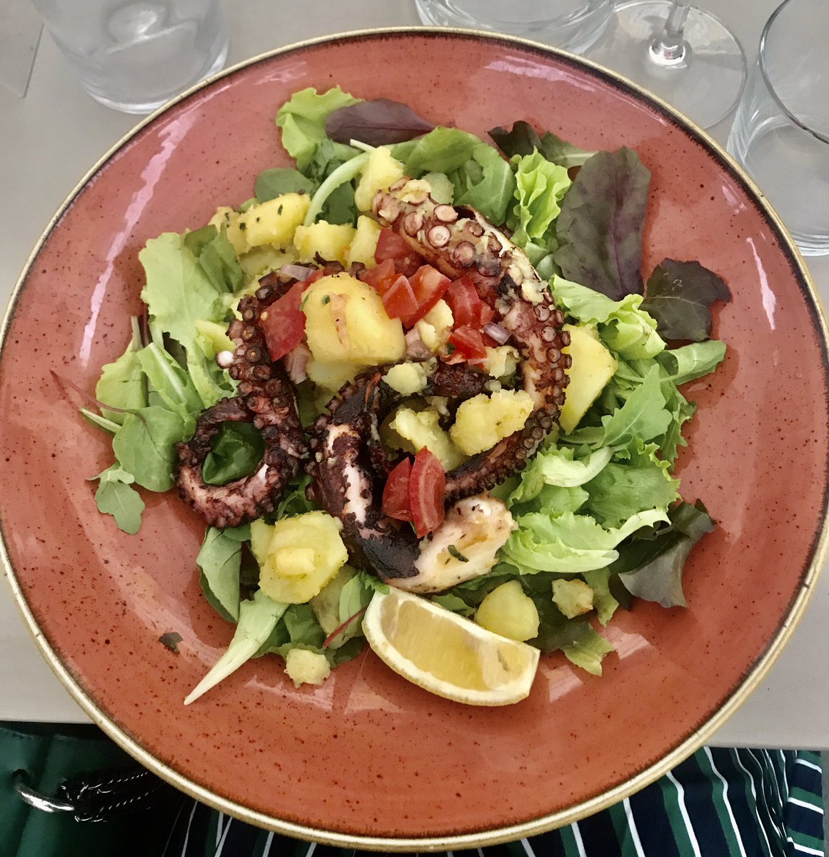 po_petit's tweet photo. Le poulpe grillé de chez Sentimi à Nice c’est le délice !! 🦑🍷😍
Et le service au top 😉
#Gastronomia #gastronomie #Nice06 #Sentimi https://t.co/E6LnavpBJy