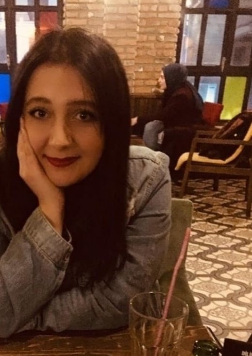 -
Mâh cemalin güneş midir, ay mıdır?
Baktıkça yüzüne bakasım gelir.
Kirpiğin ok, hilâl kaşın yay mıdır?
Alıp şu bağrıma basasım gelir.