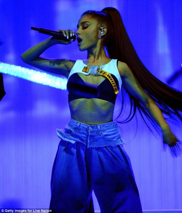 TheArianaStats's tweet photo. 1 REPLY = 1 VOTE 
100 RETWEETS = 100 VOTES 

#MTVHottest Ariana Grande https://t.co/tY2EXPkfkM