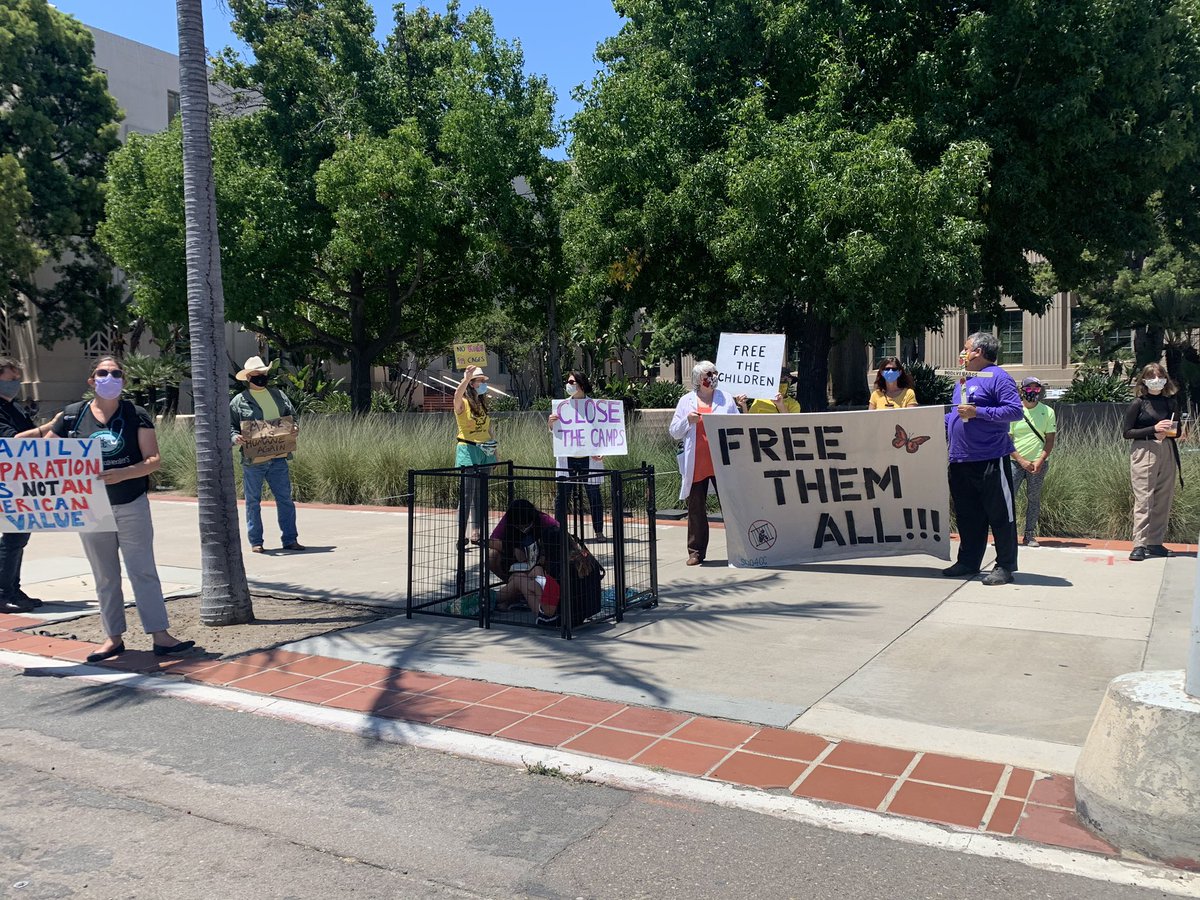 moms_wallSD's tweet photo. Supporting #GenteUnida and #D4CC #SanDiego Doctors for Camp Closure to remind of today’s deadline to release children from detention centers #OtayDetentionCenter #ReleaseTheChildren #LetThemGo #FamiliesBelongTogether https://t.co/VFLA7tv95c