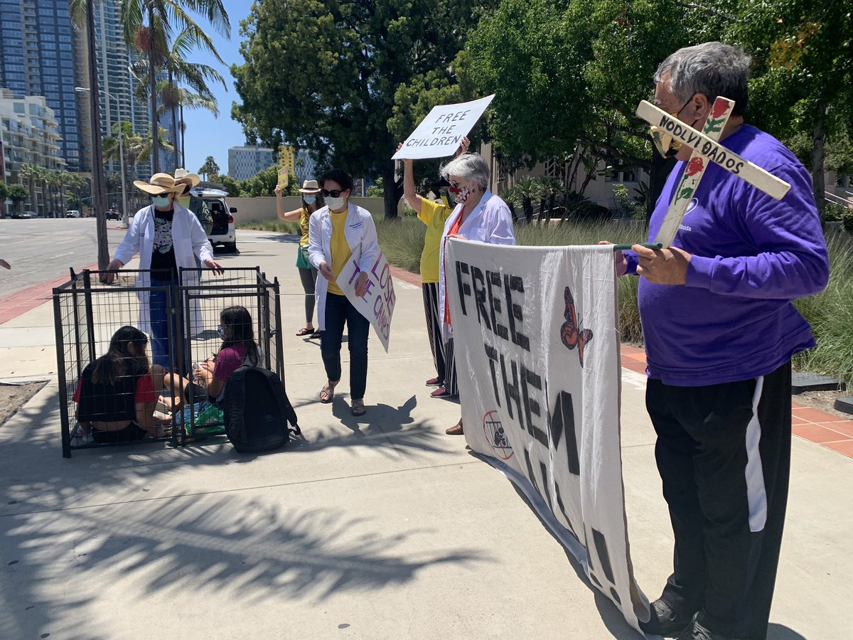 moms_wallSD's tweet photo. Supporting #GenteUnida and #D4CC #SanDiego Doctors for Camp Closure to remind of today’s deadline to release children from detention centers #OtayDetentionCenter #ReleaseTheChildren #LetThemGo #FamiliesBelongTogether https://t.co/VFLA7tv95c