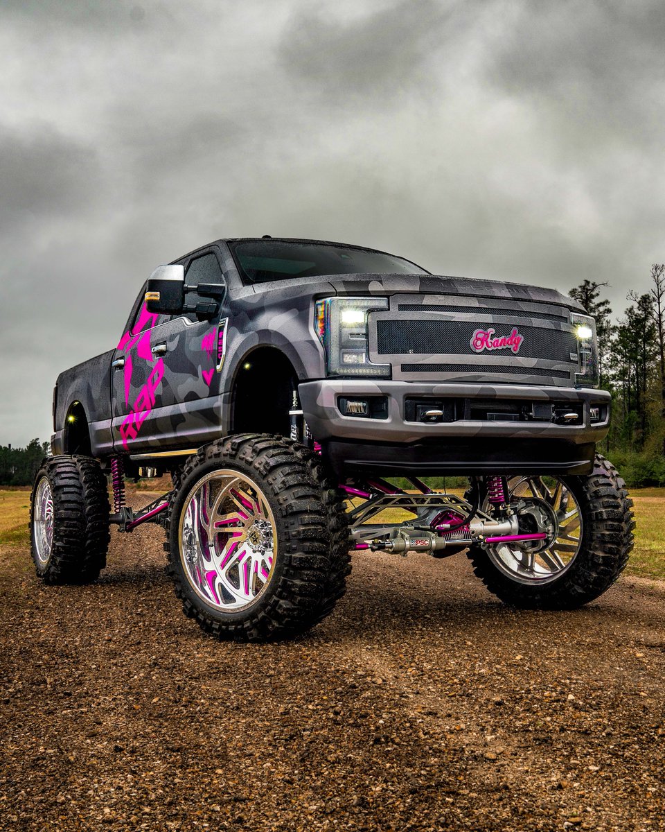 LFTDXLVLD tweet media