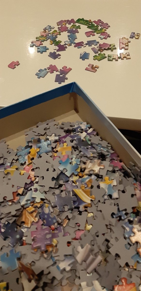 #Flashback loma ja palapeli, tykkään   etsiä paloja yksitellen kasasta, pyöritellä paloja käsillä. <a href="/taku_2064/">Tania Rautio</a>, siskon kans piti ensin odottaa että hän erotteli palat, reunat, värit, kuviot yms.. Siskon seura kyllä kelpais edelleen 😍