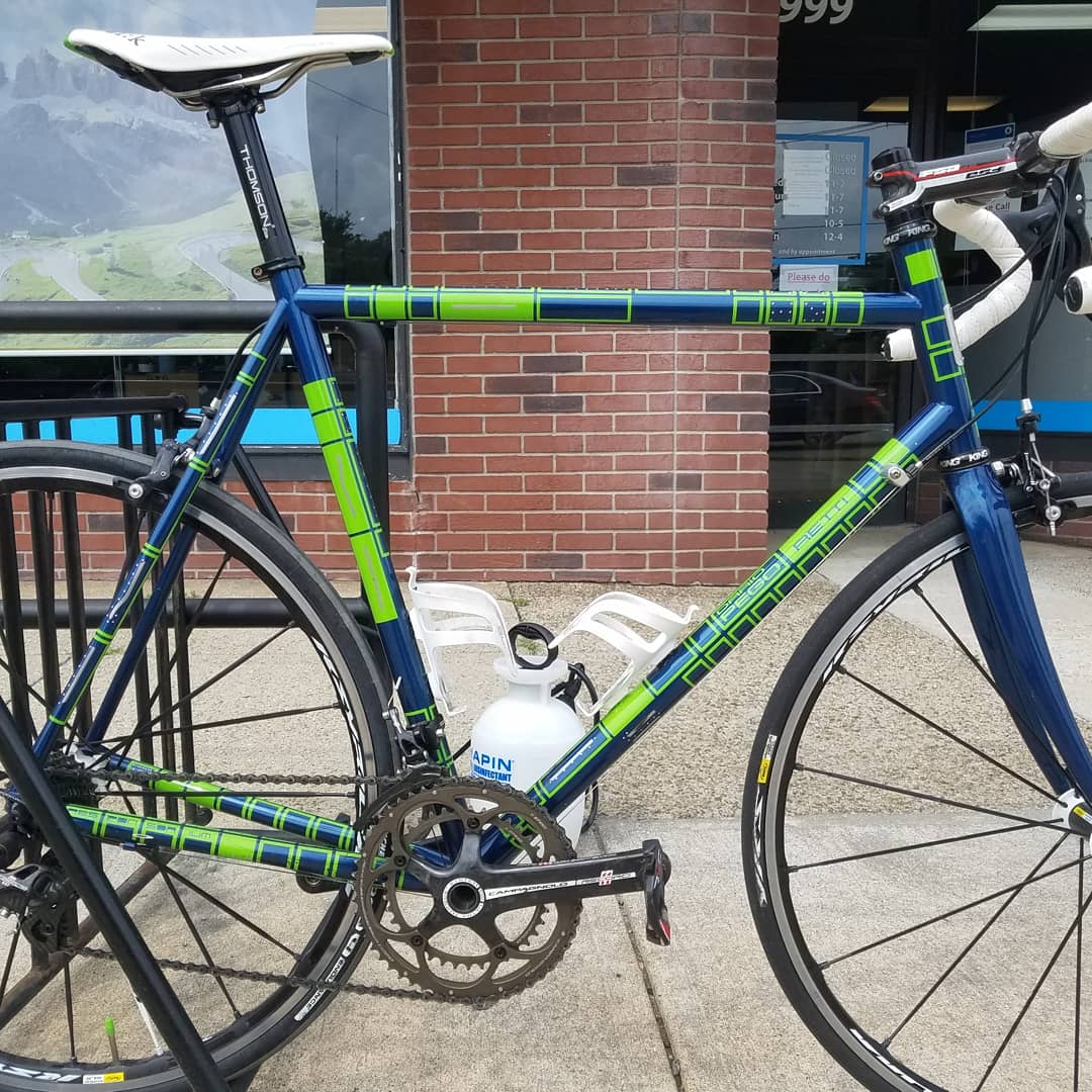 VincentMGee's tweet photo. Beautiful bikes as seen at @apexvelo - Bicycles are essentially utilitarian for me. But they don't have to look boring. Love the beauty of this Dario Pegoretti #Bicycles #Cycling #Pegoretti #DarioPegoretti https://t.co/yiuYeH67ek