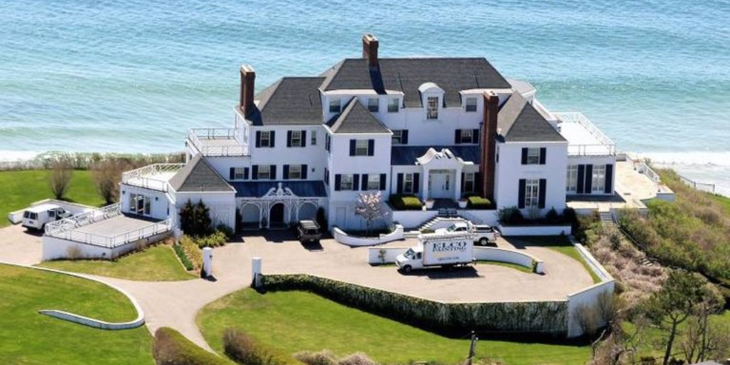 PreserveRI's tweet photo. Ty, @taylorswift13 for preserving folklore that brings mythic mansions to life. We loved #TheLastGreatAmericanDynasty and the video featuring the historic #WatchHillLighthouse from Holiday House. Rebekah Harkness would be proud. #PreserveRI
Photo - sasha/celebrityhomephotos https://t.co/3WemhXMuQu