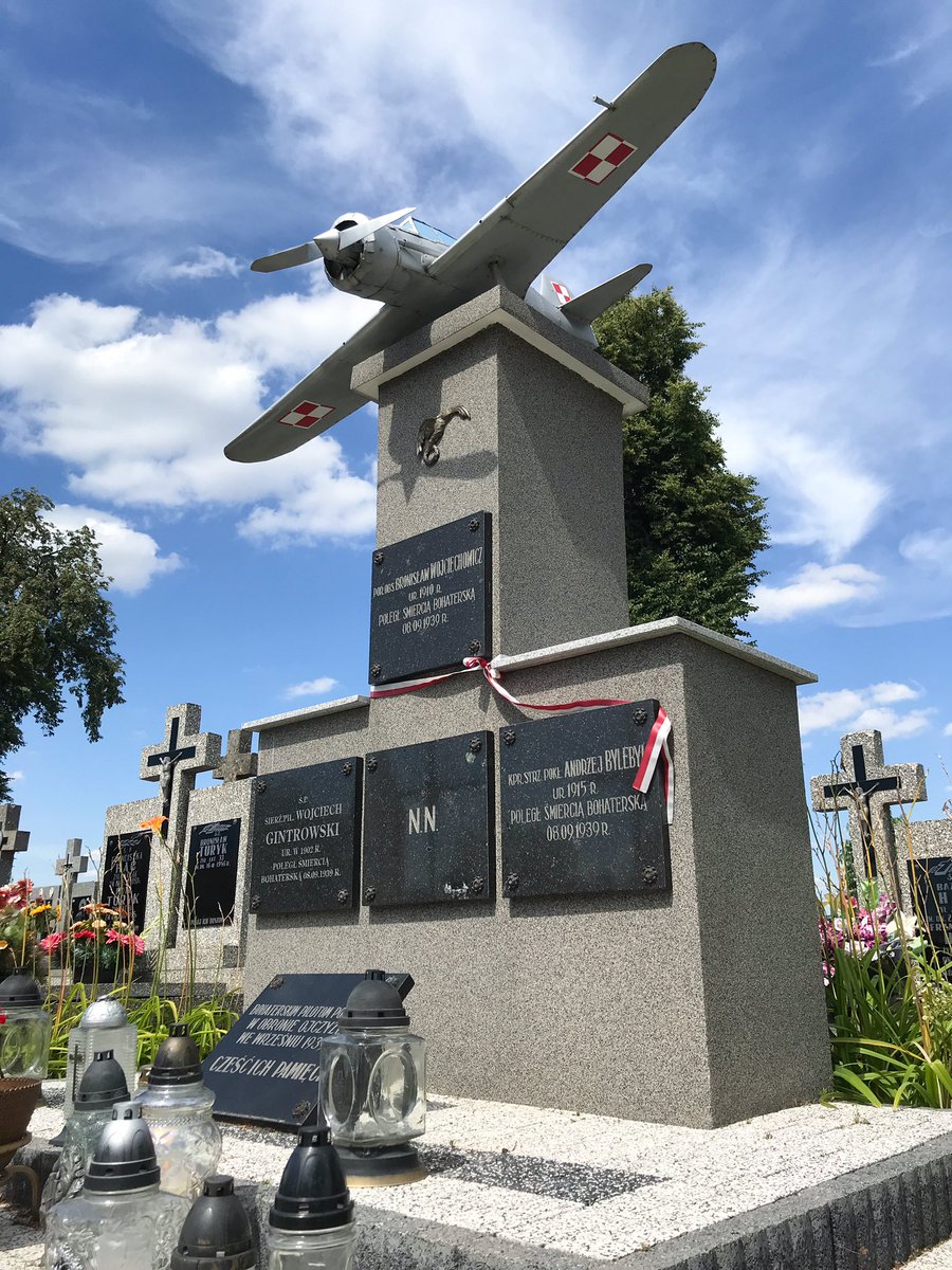 josviaque's tweet photo. #Dołha, #cmentarz parafialny. Grób 4 polskich lotników, którzy zginęli 8 września 1939 r. Ich #samolot, #PZL.23 Karaś z 32. Eskadry Liniowej Armii Łódź, został zestrzelony przez Niemców w okolicach wsi #Sokule podczas przelotu na lotnisko #Małaszewicze. #IIWŚ #lubelskie #Podlasie https://t.co/90I1JWQo6G