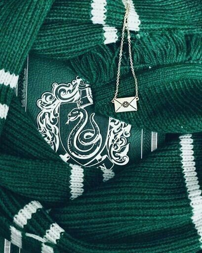 mbloveea's tweet photo. #taegiau 
#hogwartau 

Gdzie taehyung, gryfon na piątym roku, naraża się się yoongiemu, o rok starszemu ślizgonowi, przez przypadek rzucając w niego swoim podręcznikiem od eliksirów. https://t.co/7owJmrByef