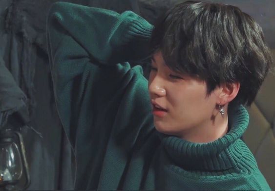 mbloveea's tweet photo. #taegiau 
#hogwartau 

Gdzie taehyung, gryfon na piątym roku, naraża się się yoongiemu, o rok starszemu ślizgonowi, przez przypadek rzucając w niego swoim podręcznikiem od eliksirów. https://t.co/7owJmrByef